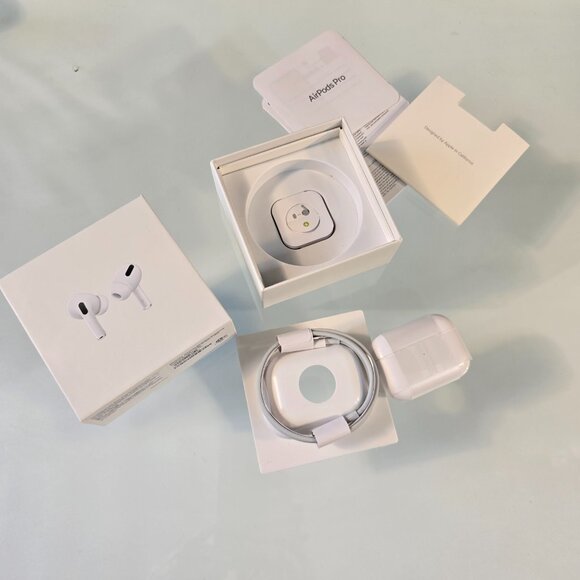 Apple AirPods Pro 2nd Generation with MagSafe Wireless Charging Case Sealed New - Picture 2 of 9